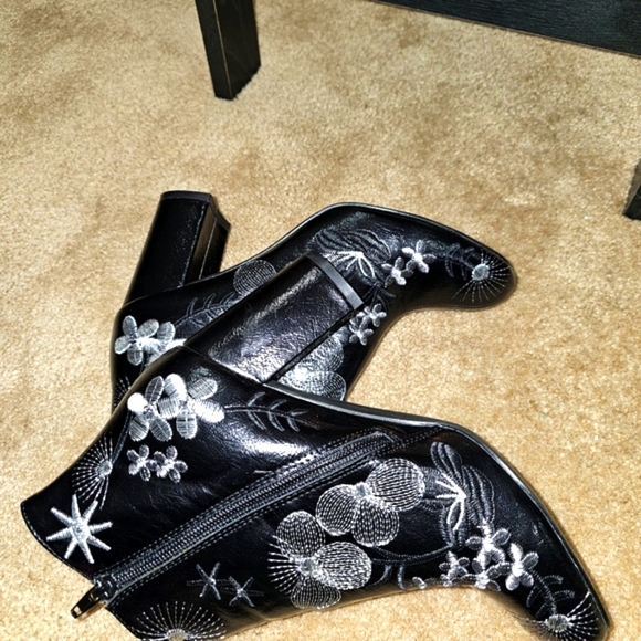 Boots - Picture 4 of 7